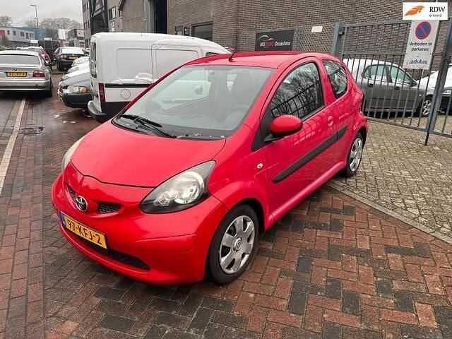 Rood (metallic) Occasion 2007 Toyota Aygo Hatchback | € 1.499 (Eerlijke prijs) - Afbeelding 1/4