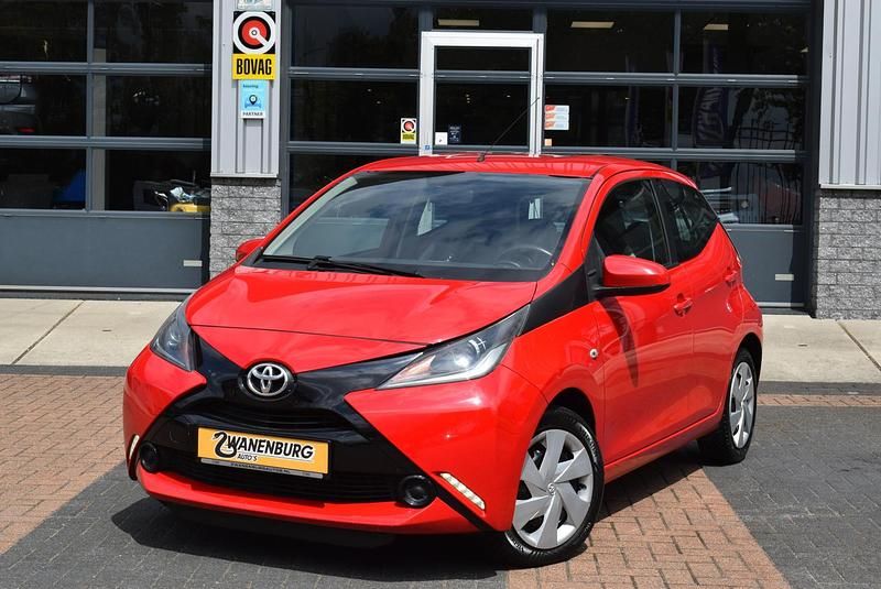 Rood Gebruikt 2016 Toyota Aygo Hatchback | € 7.750 (Eerlijke prijs) - Afbeelding 1/4