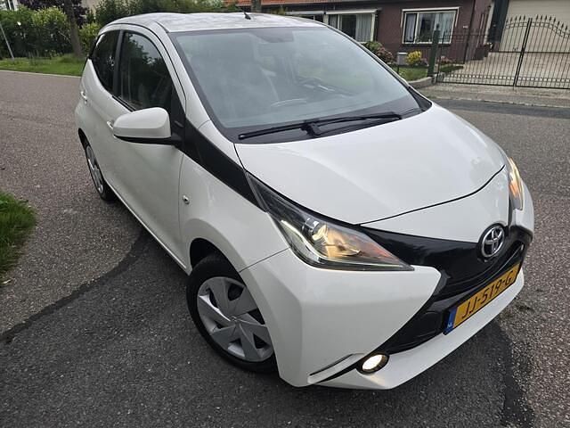 Occasion Toyota Aygo X-play 69 PK (50 kW) 2016 Wit Hatchback