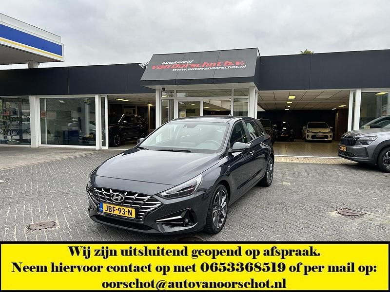Grijs Gebruikt 2024 Hyundai i30 Comfort Hatchback | € 25.450 (Iets duurder) - Afbeelding 1/4