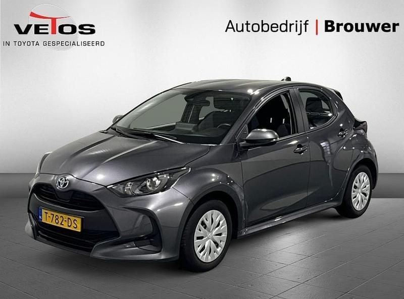 Grijs Gebruikt 2023 Toyota Yaris Hybrid Active Hatchback | € 19.900 (Goede deal) - Afbeelding 1/4
