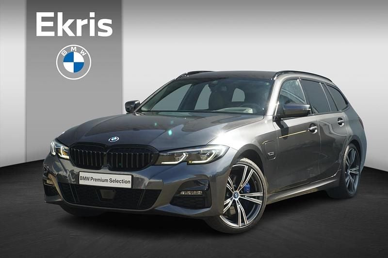 Grijs Occasion 2022 BMW 330e M Sport Stationwagen | € 35.400 (Goede deal) - Afbeelding 1/4