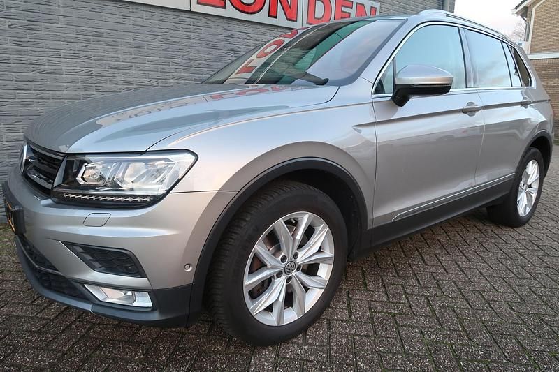 Grijs Occasion 2017 VW Tiguan Highline SUV | € 25.555 (Duur) - Afbeelding 1/4