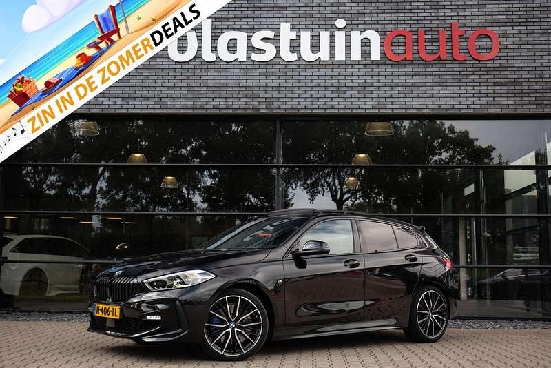 Zwart Gebruikt 2022 BMW 120 Basis Hatchback | € 32.850 (Eerlijke prijs) - Afbeelding 1/4