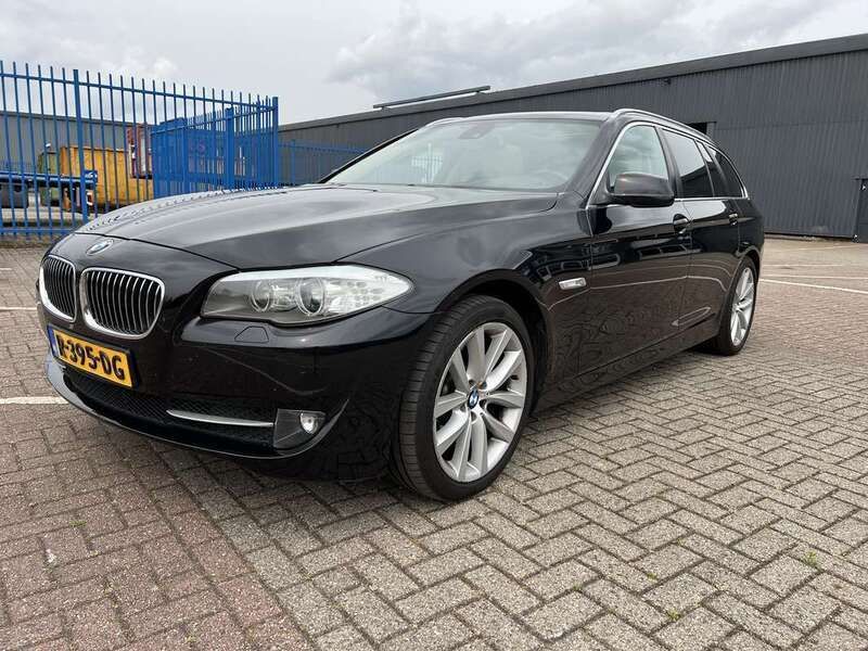 Zwart Gebruikt 2012 BMW 528 Executive Stationwagen | € 10.900 (Eerlijke prijs) - Afbeelding 1/4