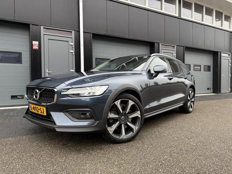 Blauw Gebruikt 2021 Volvo V60 CC Pro Stationwagen | € 33.950 (Goede deal) - Afbeelding 1/4
