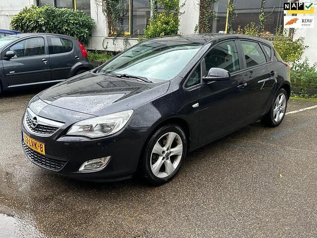 Zwart Gebruikt 2010 Opel Astra Edition Hatchback | € 3.999 (Eerlijke prijs) - Afbeelding 1/4