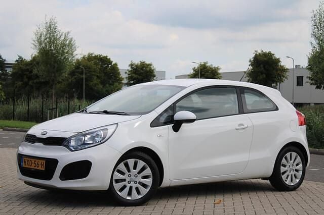 Wit Gebruikt 2012 Kia Rio Plus Hatchback | € 5.950 (Eerlijke prijs) - Afbeelding 1/4