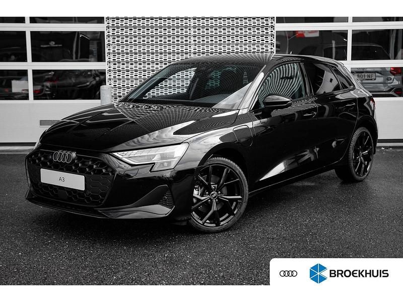 Zwart Occasion 2025 Audi A3 Sportback Advanced Hatchback | € 39.800 (Duur) - Afbeelding 1/4