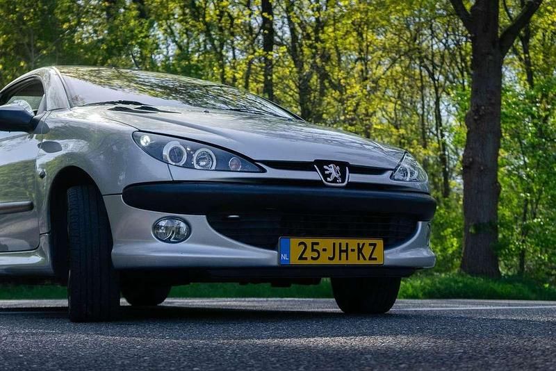 Grijs Gebruikt 2002 Peugeot 206 Cabriolet | € 2.250 (Eerlijke prijs) - Afbeelding 1/4
