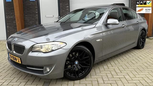 Grijs Gebruikt 2012 BMW 530 Executive Sedan | € 15.495 (Iets duurder) - Afbeelding 1/4