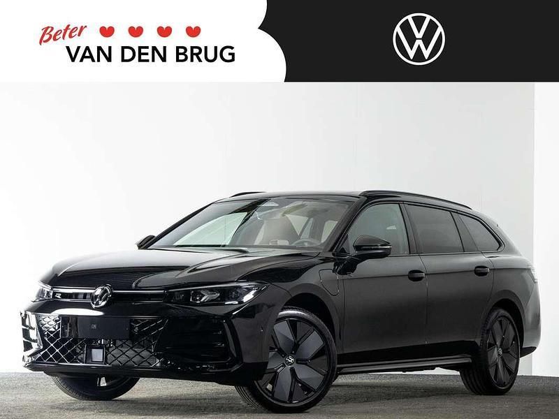Zwart, metallic lak Gebruikt 2025 VW Passat R-line Edition Stationwagen | € 53.400 - Afbeelding 1/4