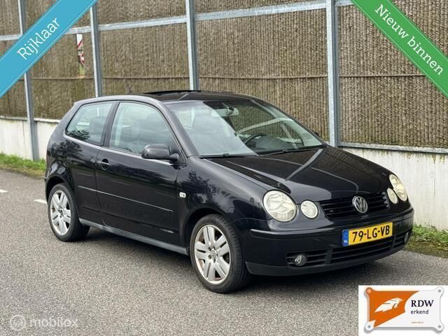 Zwart Occasion 2003 VW Polo Highline Hatchback | € 2.550 (Iets duurder) - Afbeelding 1/4