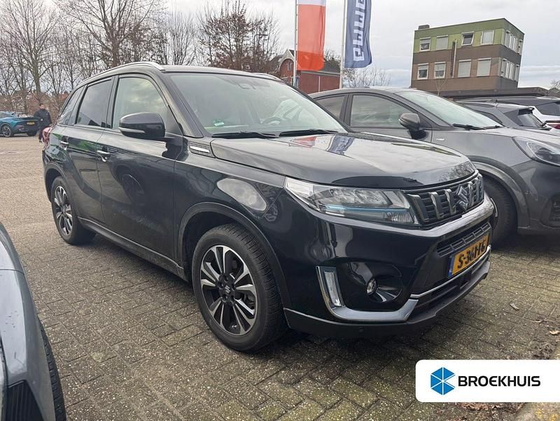 Zwart Occasion 2023 Suzuki Vitara Style SUV | € 24.895 (Eerlijke prijs) - Afbeelding 1/1