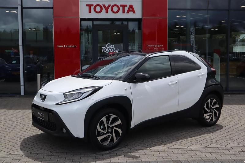 Wit Nieuw 2025 Toyota Aygo X Pulse SUV | € 22.999 - Afbeelding 1/1