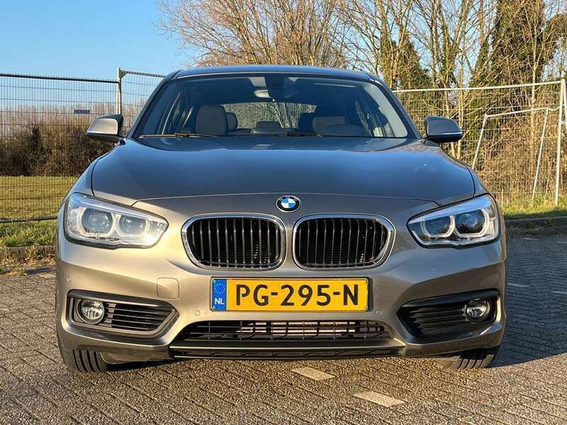 Grijs Gebruikt 2017 BMW 118 Executive Hatchback | € 18.750 (Eerlijke prijs) - Afbeelding 1/4