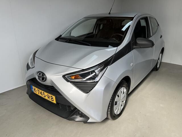 Grijs Gebruikt 2021 Toyota Aygo Hatchback | € 9.950 (Goede deal) - Afbeelding 1/4