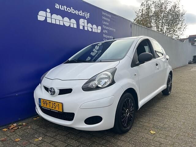 Wit Gebruikt 2012 Toyota Aygo Hatchback | € 4.245 (Goede deal) - Afbeelding 1/4