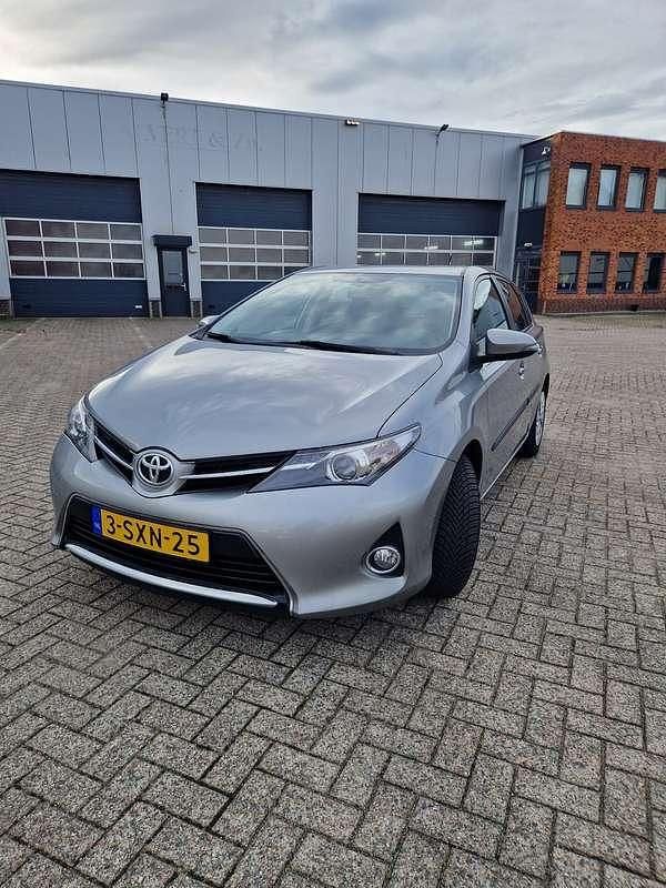 Gebruikt 2014 Toyota Auris Multidrive S Sedan | € 13.000 (Eerlijke prijs) - Afbeelding 1/4