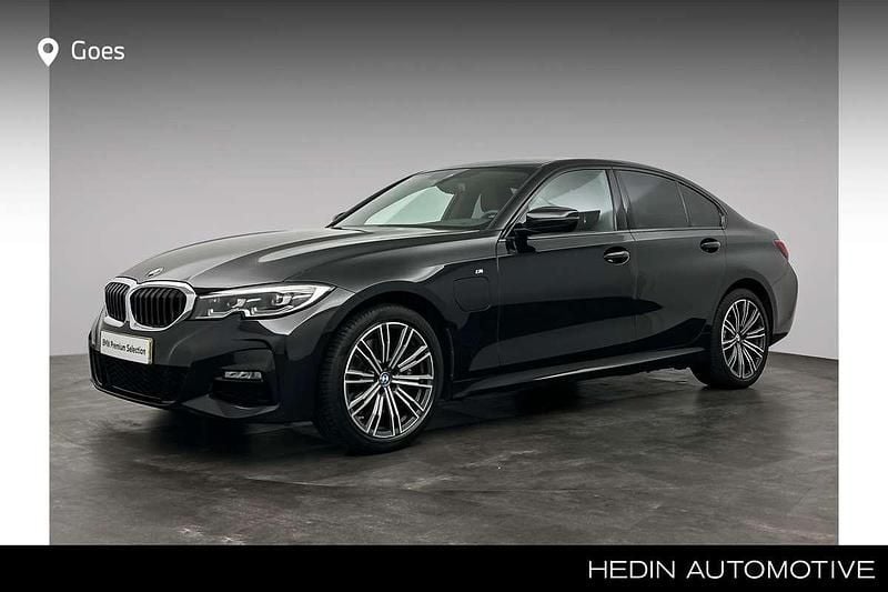 Zwart, metallic lak Gebruikt 2019 BMW 330 Executive Sedan | € 32.880 (Iets duurder) - Afbeelding 1/4
