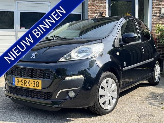 Zwart Gebruikt 2013 Peugeot 107 Envy Hatchback | € 3.449 (Eerlijke prijs) - Afbeelding 1/4
