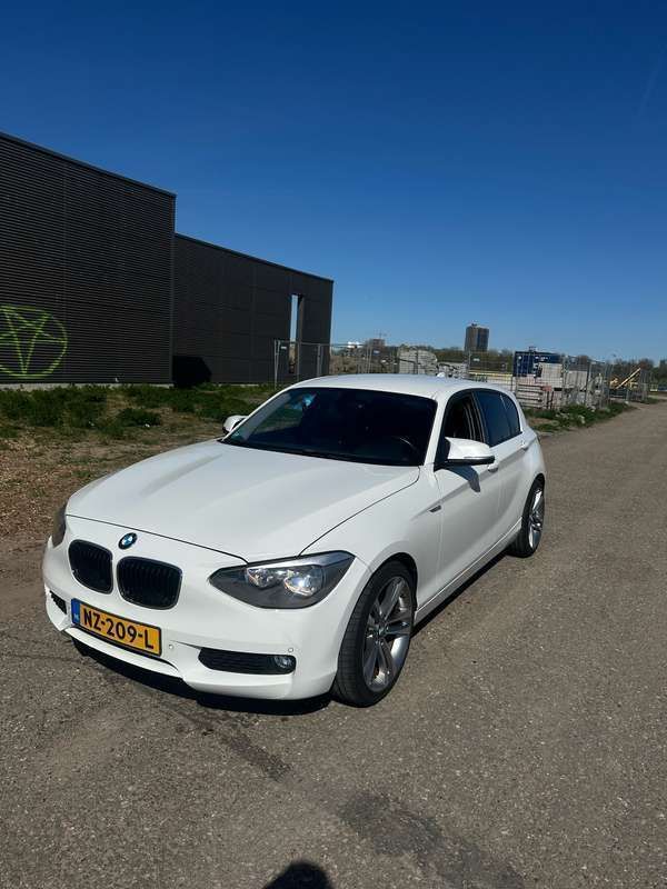 Wit Gebruikt 2012 BMW 116 Hatchback | € 6.500 (Eerlijke prijs) - Afbeelding 1/4