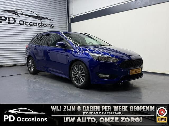 Blauw (metallic) Occasion 2018 Ford Focus ST-Line Stationwagen | € 11.950 (Super prijs) - Afbeelding 1/4