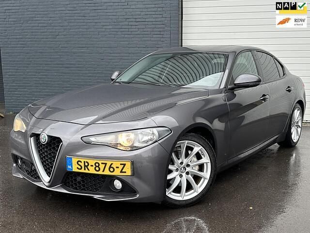 Grijs Gebruikt 2017 Alfa Romeo Giulia Super Sedan | € 15.950 - Afbeelding 1/4