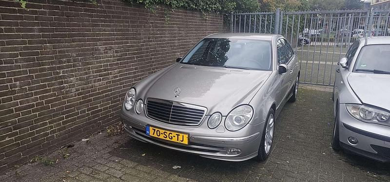Grijs Gebruikt 2006 Mercedes E220 Avantgarde Sedan | € 6.900 - Afbeelding 1/4