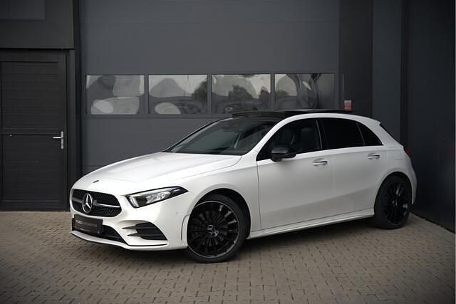 Wit Gebruikt 2022 Mercedes A250 AMG line Hatchback | € 29.900 (Eerlijke prijs) - Afbeelding 1/4