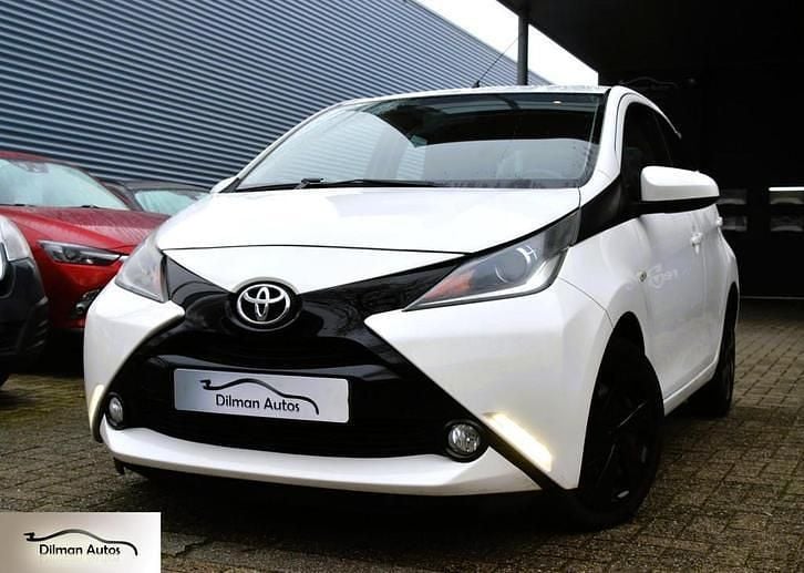 Wit Occasion 2014 Toyota Aygo X-play Hatchback | € 4.995 (Iets duurder) - Afbeelding 1/4