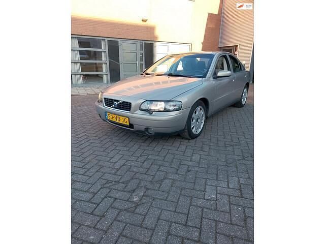 Beige (metallic) Occasion 2003 Volvo S60 Sedan | € 1.999 (Super prijs) - Afbeelding 1/4