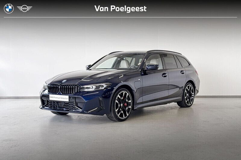 , metallic lak Nieuw 2025 BMW 330e M Sport Stationwagen | € 79.459 (Duur) - Afbeelding 1/4