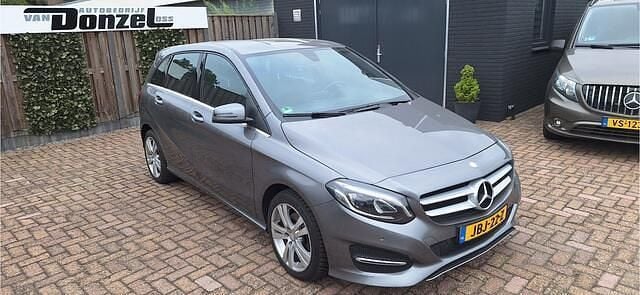 Grijs Gebruikt 2016 Mercedes B180 Prestige MPV | € 16.945 (Eerlijke prijs) - Afbeelding 1/4
