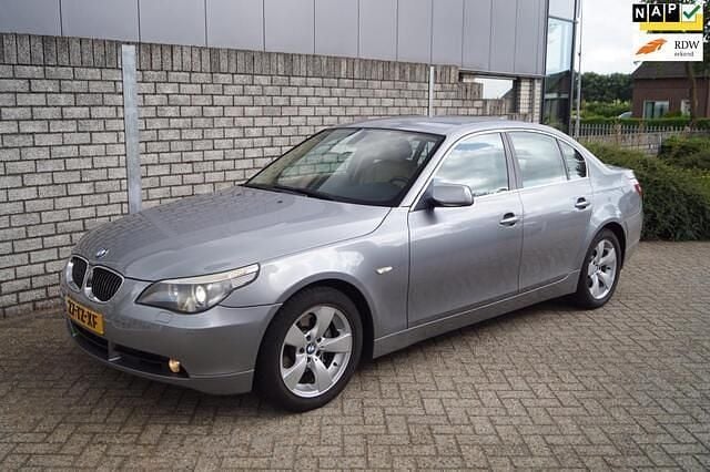 Grijs, metallic lak Gebruikt 2007 BMW 530 Executive Sedan | € 7.850 (Eerlijke prijs) - Afbeelding 1/4