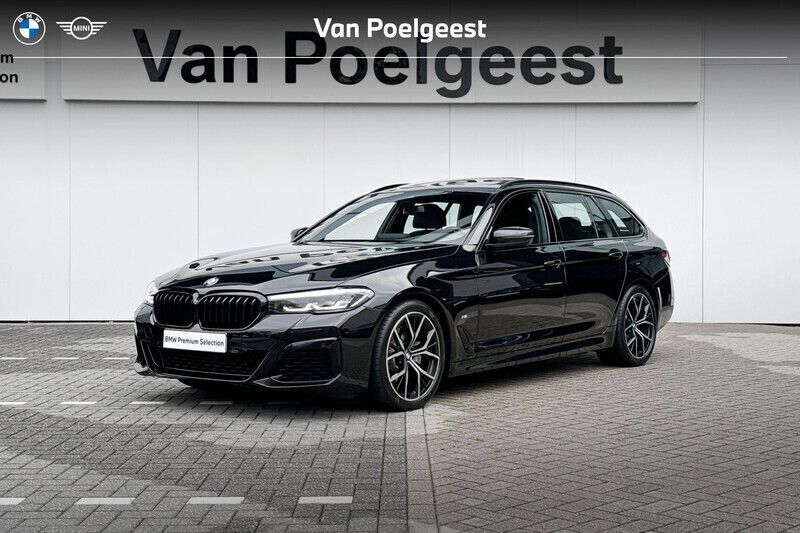 Zwart, metallic lak Gebruikt 2023 BMW 520 Comfort Edition Stationwagen | € 48.900 (Goede deal) - Afbeelding 1/4