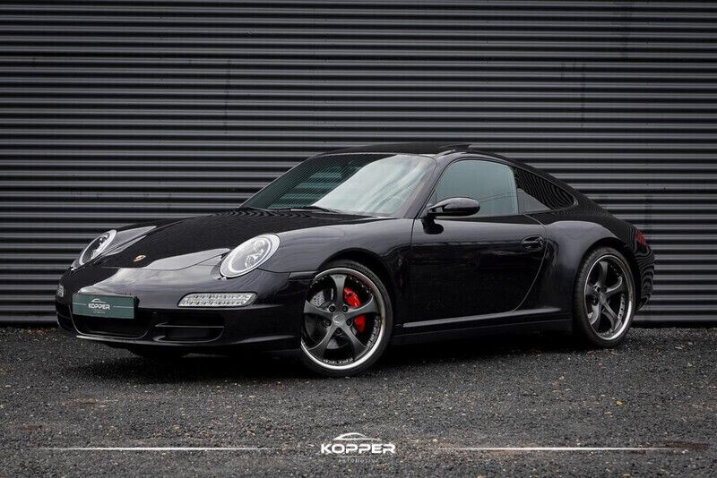 Zwart, metallic lak Gebruikt 2006 Porsche 911 Carrera 4S Coupé | € 46.911 (Eerlijke prijs) - Afbeelding 1/4