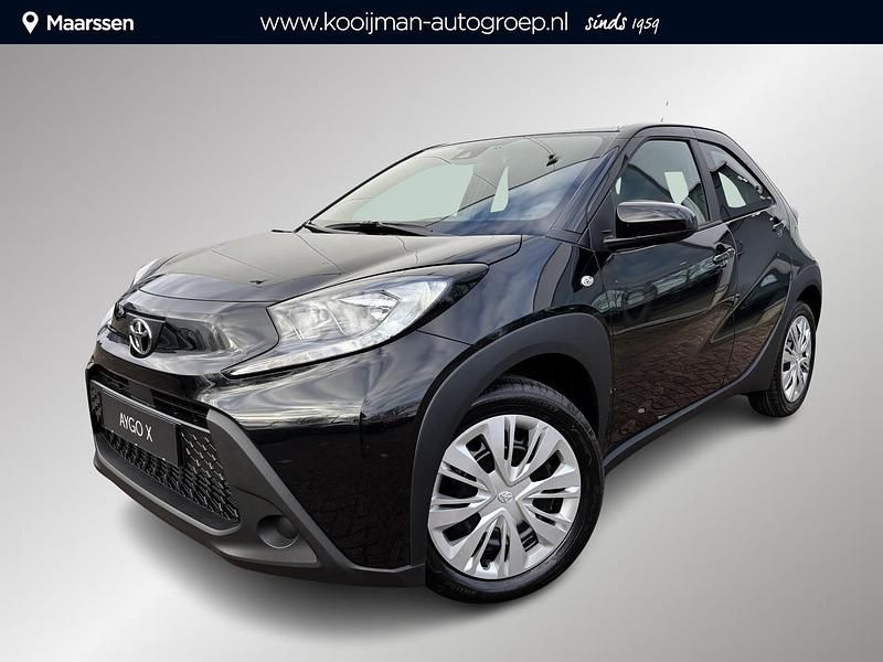 Zwart Gebruikt 2025 Toyota Aygo X Play SUV | € 20.845 - Afbeelding 1/4