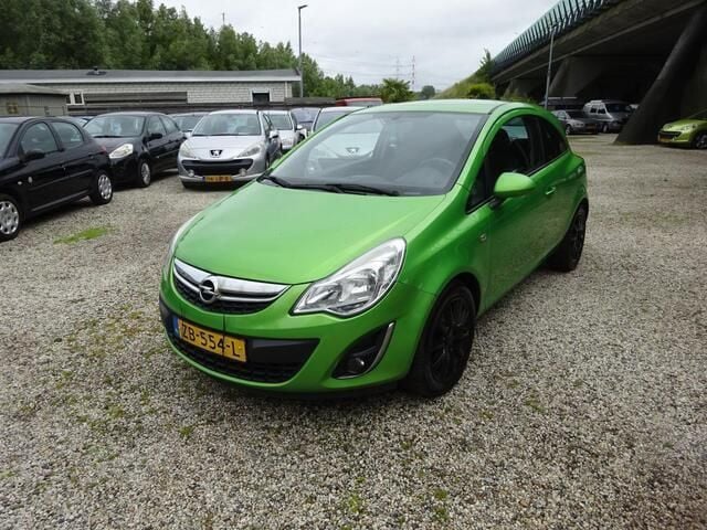 Groen Gebruikt 2011 Opel Corsa Edition Hatchback | € 2.495 (Goede deal) - Afbeelding 1/4