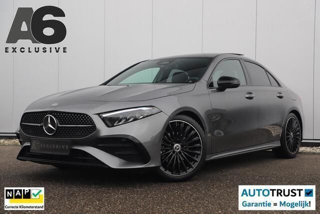 Grijs, metallic lak Gebruikt 2023 Mercedes A180 AMG line Sedan | € 37.900 (Duur) - Afbeelding 1/4