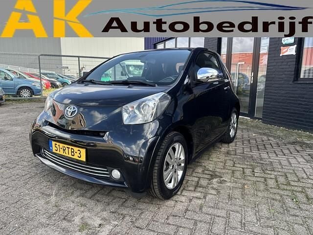 Zwart Occasion 2009 Toyota iQ Comfort Hatchback | € 2.998 (Eerlijke prijs) - Afbeelding 1/4
