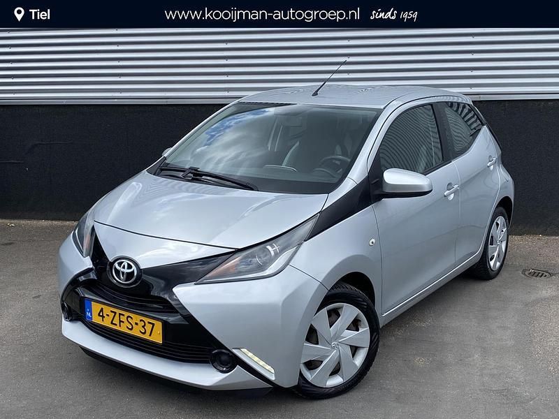 Zilver Gebruikt 2015 Toyota Aygo X-play Hatchback | € 6.900 (Iets duurder) - Afbeelding 1/4