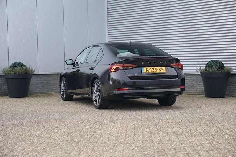 Occasion Skoda Octavia Business Line 112 PK (82 kW) 2022 Zwart Hatchback