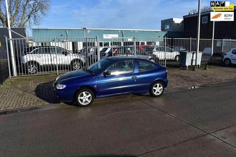 Blauw Occasion 1996 Renault Mégane Coupé Coupé | € 1.450 - Afbeelding 1/4