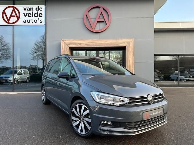 Grijs (metallic) Gebruikt 2025 VW Touran Highline MPV | € 43.745 (Duur) - Afbeelding 1/4