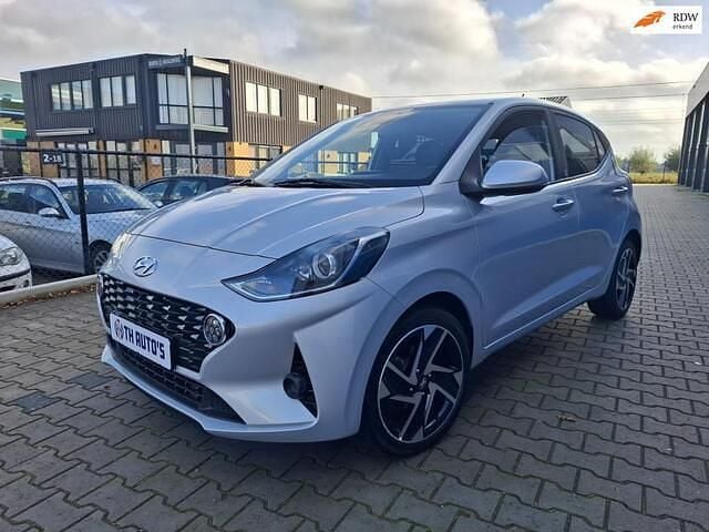 Grijs (metallic) Gebruikt 2021 Hyundai i10 Premium Hatchback | € 10.850 (Goede deal) - Afbeelding 1/4