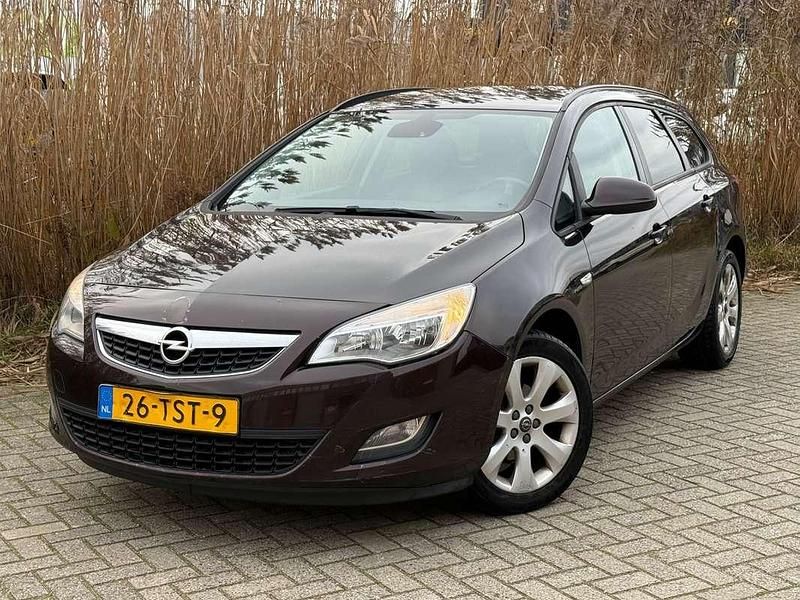 Bruin Gebruikt 2012 Opel Astra Edition Stationwagen | € 1.650 (Super prijs) - Afbeelding 1/4