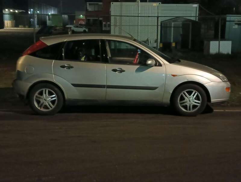 Grijs Gebruikt 2000 Ford Focus Ambiente Hatchback | € 600 (Goede deal) - Afbeelding 1/4