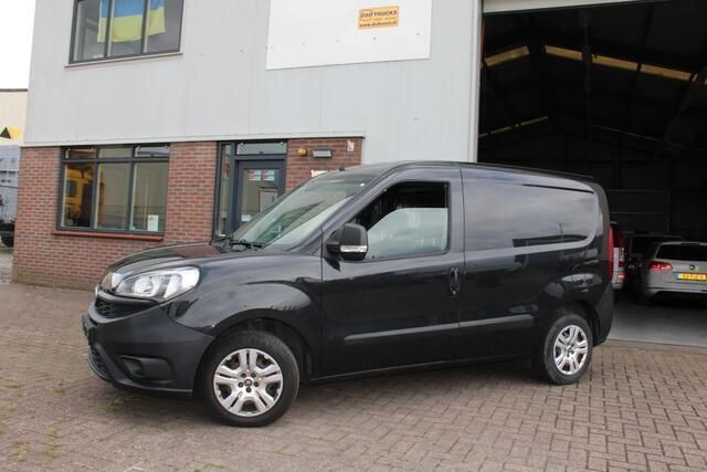 Zwart Gebruikt 2018 Fiat Doblò MPV | € 6.250 (Eerlijke prijs) - Afbeelding 1/4