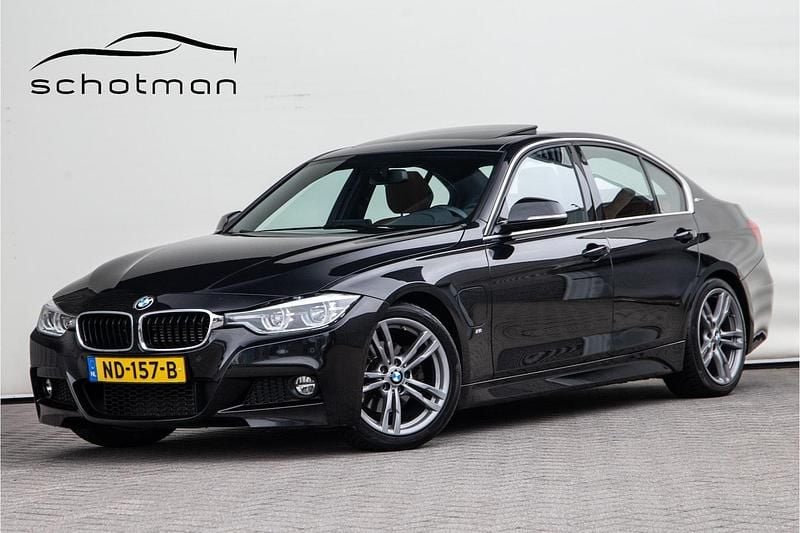 Zwart Gebruikt 2016 BMW 330e M Sport Sedan | € 18.900 (Eerlijke prijs) - Afbeelding 1/4